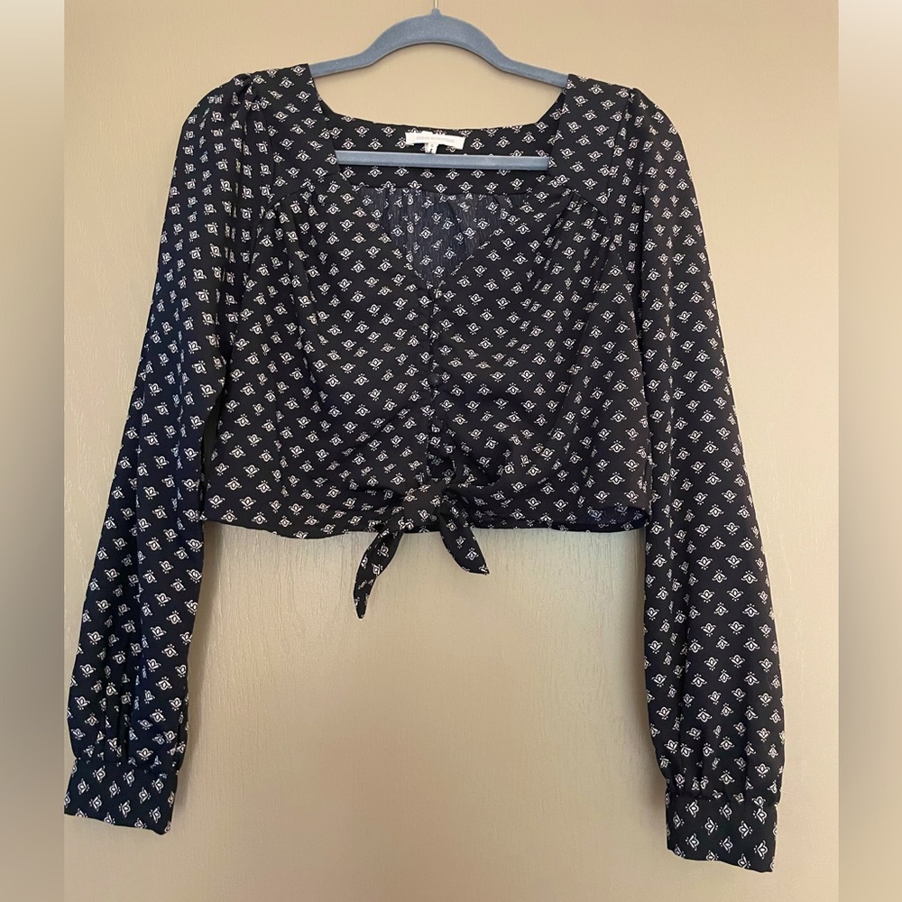 Urban Outfitters Black and White Patterned Long Sleeve Cropped Blouse - sz S